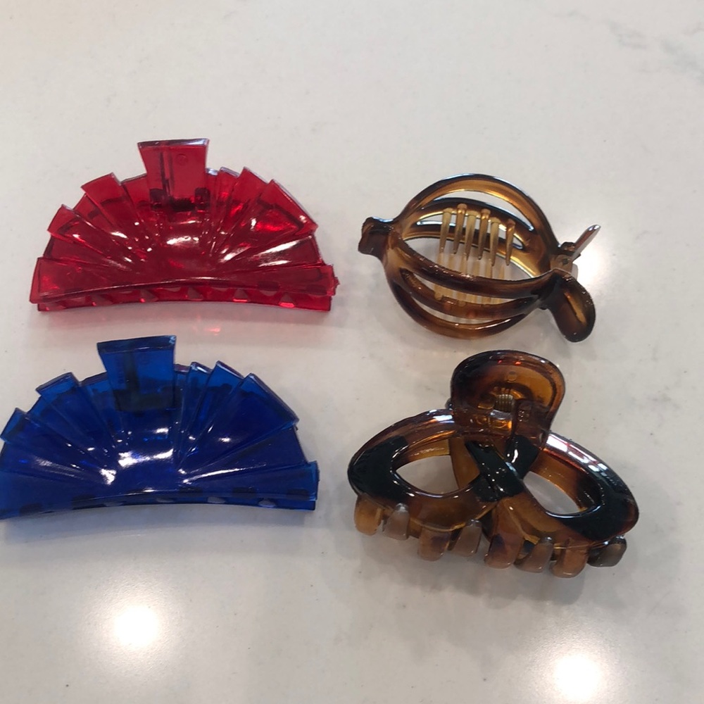 4 hair clips. Plastic